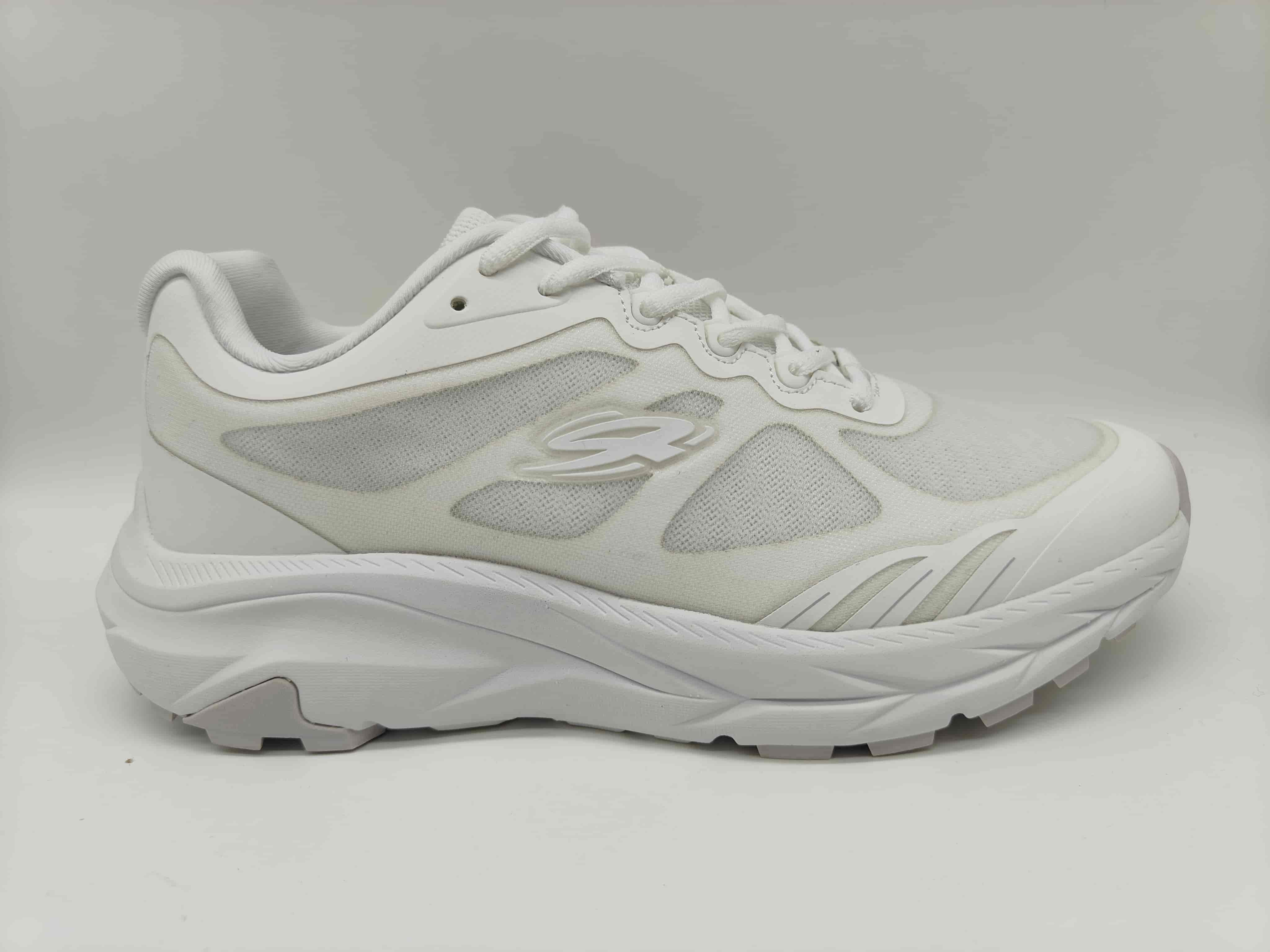 Anti-slip breathable sports shoes